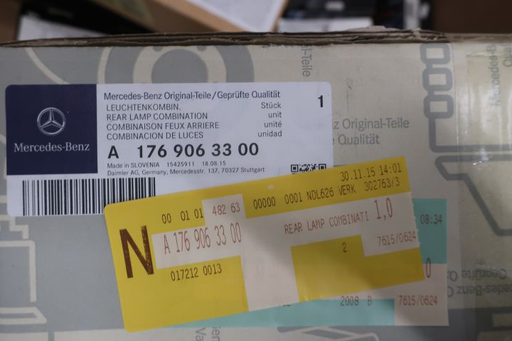 638280-9 Large assortment of Mercedes-Benz car spare parts etc.