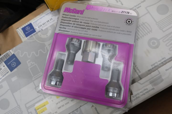 638280-11 Large assortment of Mercedes-Benz car spare parts etc.