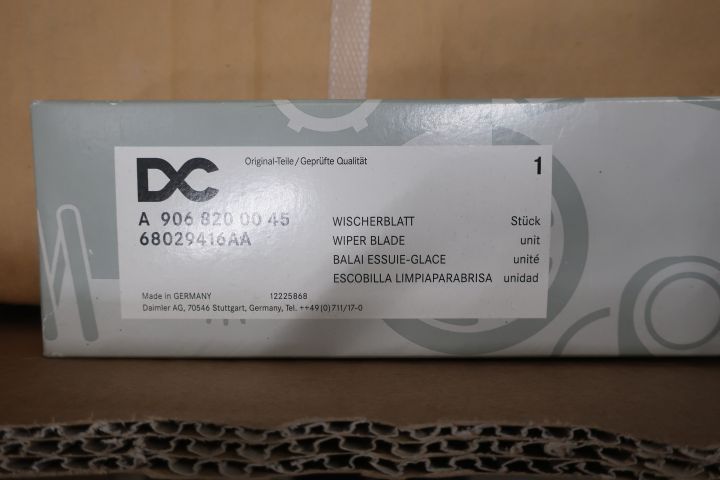 638280-17 Large assortment of Mercedes-Benz car spare parts etc.