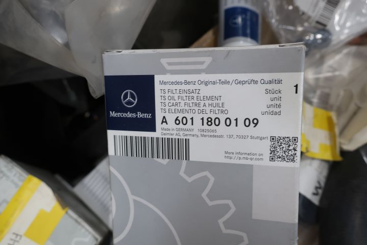 638280-18 Large assortment of Mercedes-Benz car spare parts etc.