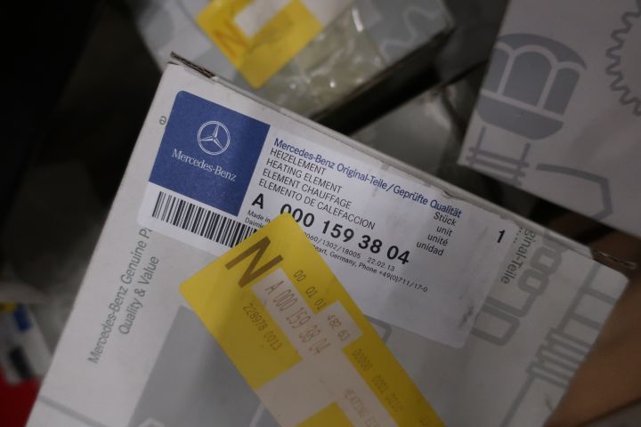 638280-20 Large assortment of Mercedes-Benz car spare parts etc.