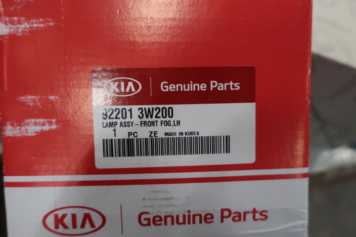 638280-21 Large assortment of Mercedes-Benz car spare parts etc.