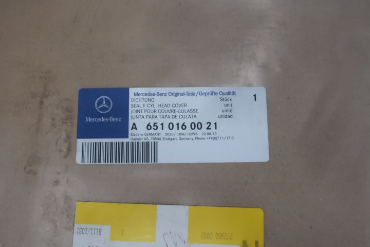 638280-22 Large assortment of Mercedes-Benz car spare parts etc.