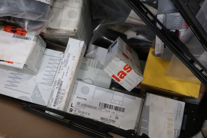 638280-31 Large assortment of Mercedes-Benz car spare parts etc.