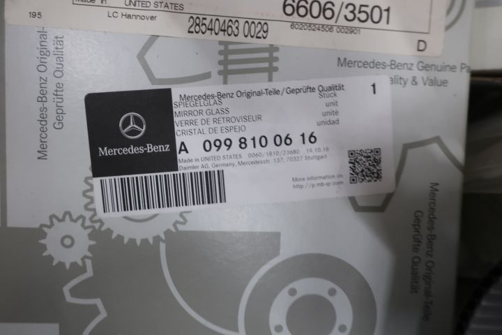 638280-32 Large assortment of Mercedes-Benz car spare parts etc.