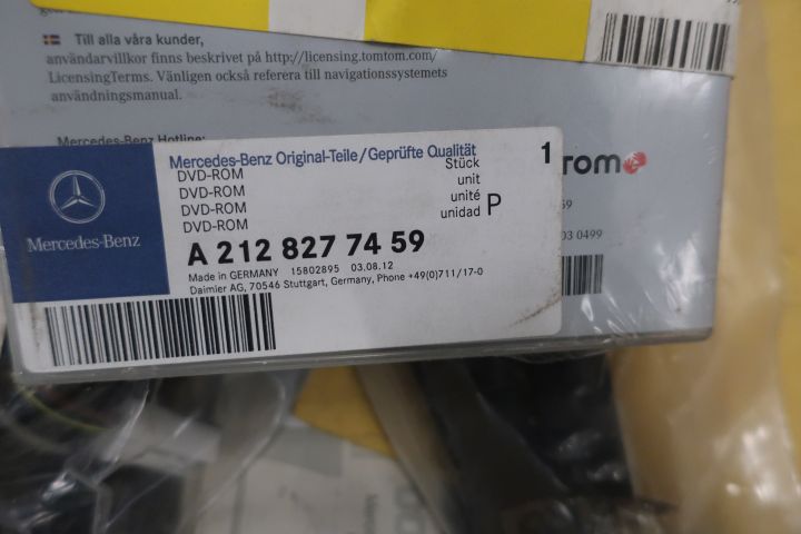 638280-35 Large assortment of Mercedes-Benz car spare parts etc.