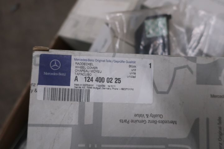 638280-36 Large assortment of Mercedes-Benz car spare parts etc.