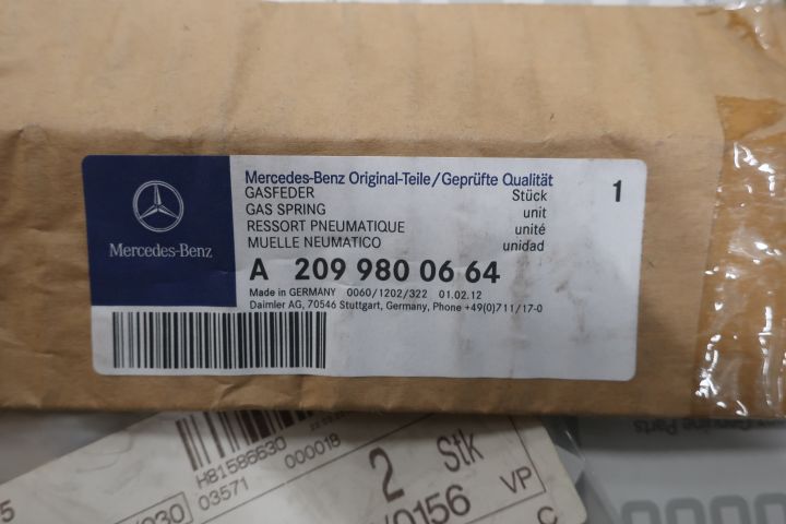 638280-39 Large assortment of Mercedes-Benz car spare parts etc.