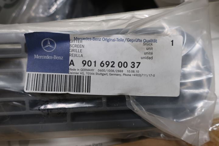 638280-40 Large assortment of Mercedes-Benz car spare parts etc.
