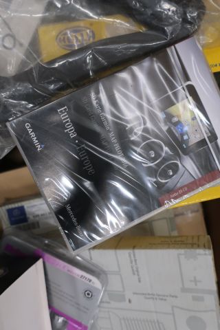 638280-41 Large assortment of Mercedes-Benz car spare parts etc.