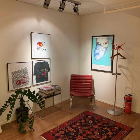 648114-1 Waiting room furniture, Arne Norell Ari armchair, paintings, carpet