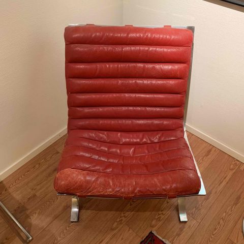 648114-4 Waiting room furniture, Arne Norell Ari armchair, paintings, carpet