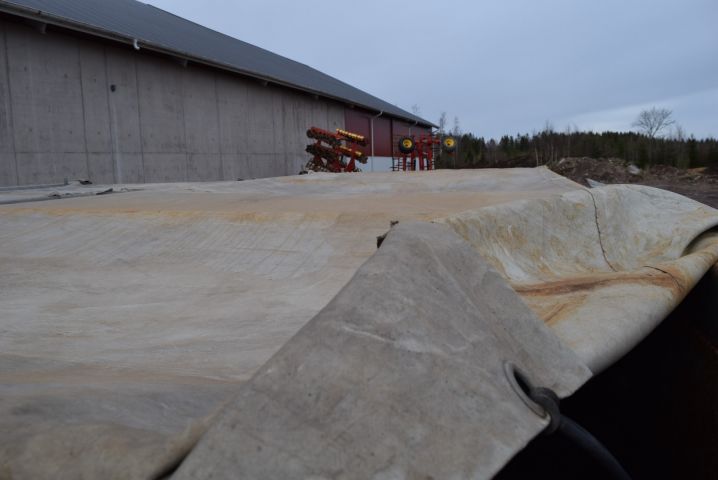 649619-8 Tätt spannmålsflak/lastväxlarflak med kapell - 25 kbm (1)