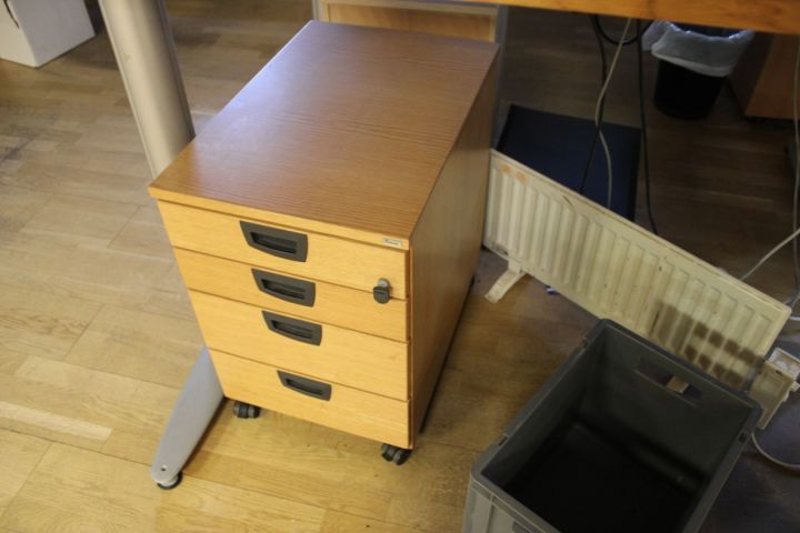 650072-2 Kontorsmöbler: 2st elektriskt höj/sänkbara skrivbord, 4st jalusiskåp, bokhyllor, hurtsar