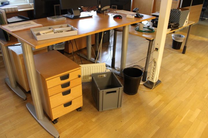 650072-1 Kontorsmöbler: 2st elektriskt höj/sänkbara skrivbord, 4st jalusiskåp, bokhyllor, hurtsar