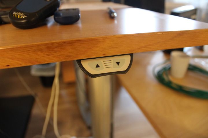 650072-3 Kontorsmöbler: 2st elektriskt höj/sänkbara skrivbord, 4st jalusiskåp, bokhyllor, hurtsar