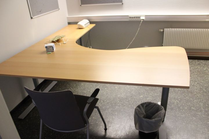 650154-1 Elektriskt höj/sänkbart skrivbord Kinnarps, bokhyllor, besöksstol, klädhängare