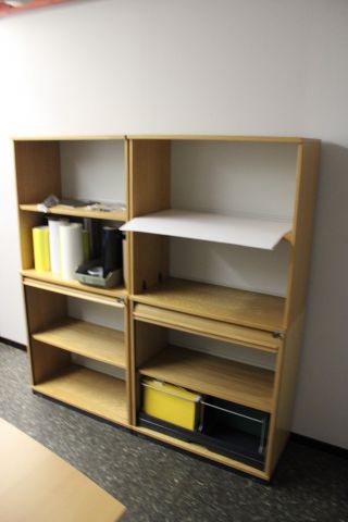 650154-2 Elektriskt höj/sänkbart skrivbord Kinnarps, bokhyllor, besöksstol, klädhängare