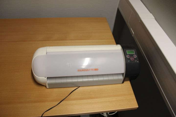 650154-3 Elektriskt höj/sänkbart skrivbord Kinnarps, bokhyllor, besöksstol, klädhängare