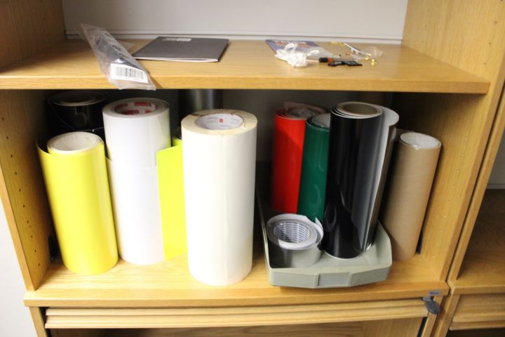 650154-4 Elektriskt höj/sänkbart skrivbord Kinnarps, bokhyllor, besöksstol, klädhängare