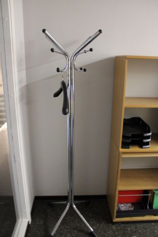 650154-5 Elektriskt höj/sänkbart skrivbord Kinnarps, bokhyllor, besöksstol, klädhängare