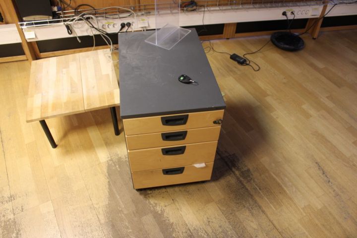 650072-4 Kontorsmöbler: 2st elektriskt höj/sänkbara skrivbord, 4st jalusiskåp, bokhyllor, hurtsar