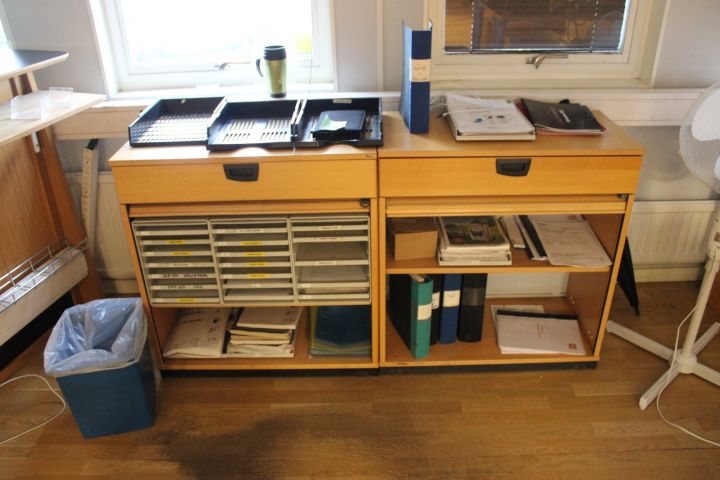 650072-5 Kontorsmöbler: 2st elektriskt höj/sänkbara skrivbord, 4st jalusiskåp, bokhyllor, hurtsar