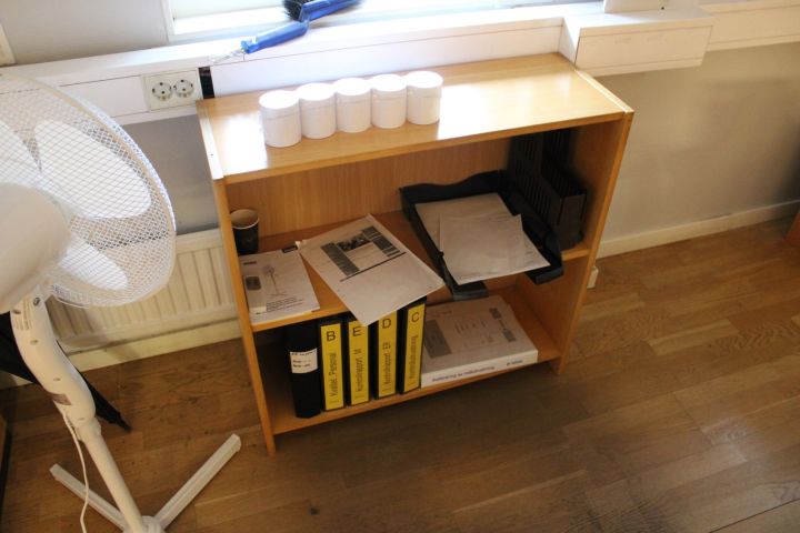 650072-6 Kontorsmöbler: 2st elektriskt höj/sänkbara skrivbord, 4st jalusiskåp, bokhyllor, hurtsar