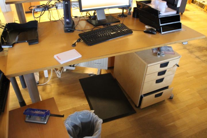 650072-7 Kontorsmöbler: 2st elektriskt höj/sänkbara skrivbord, 4st jalusiskåp, bokhyllor, hurtsar