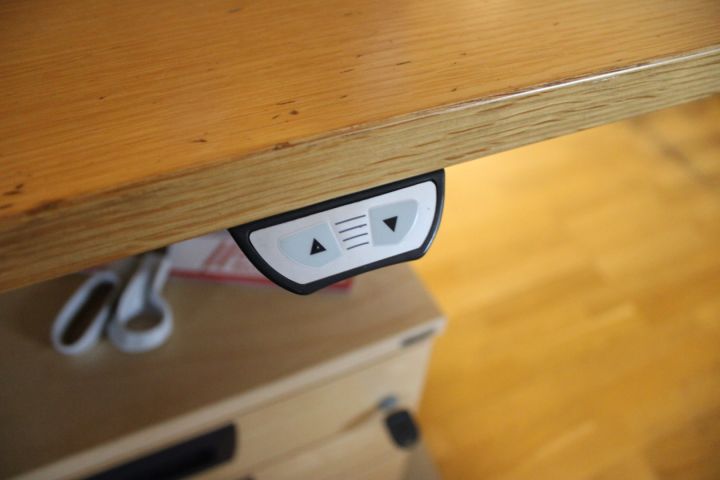 650072-8 Kontorsmöbler: 2st elektriskt höj/sänkbara skrivbord, 4st jalusiskåp, bokhyllor, hurtsar