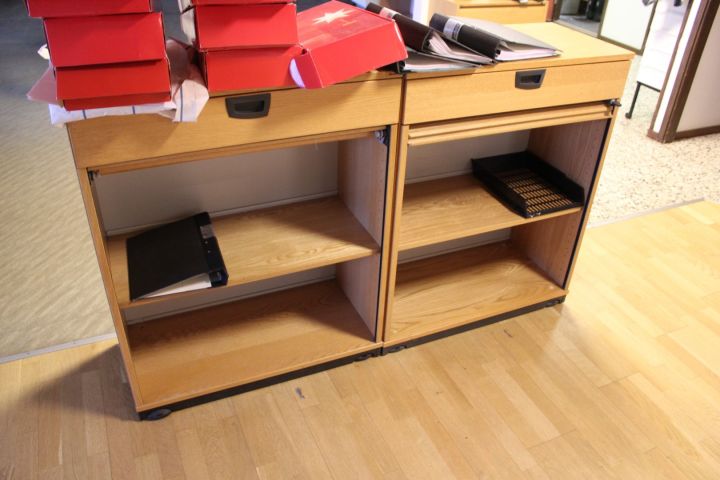 650072-9 Kontorsmöbler: 2st elektriskt höj/sänkbara skrivbord, 4st jalusiskåp, bokhyllor, hurtsar