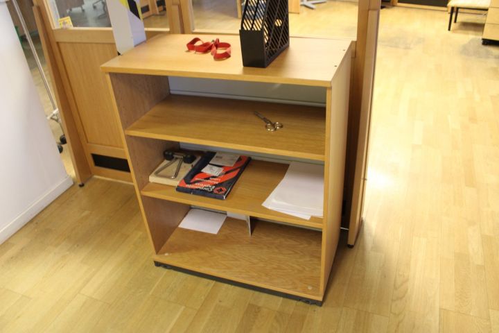 650072-10 Kontorsmöbler: 2st elektriskt höj/sänkbara skrivbord, 4st jalusiskåp, bokhyllor, hurtsar