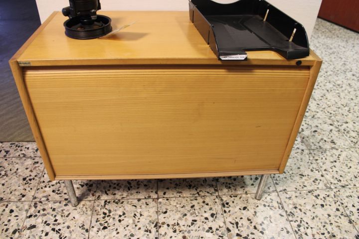 650072-11 Kontorsmöbler: 2st elektriskt höj/sänkbara skrivbord, 4st jalusiskåp, bokhyllor, hurtsar