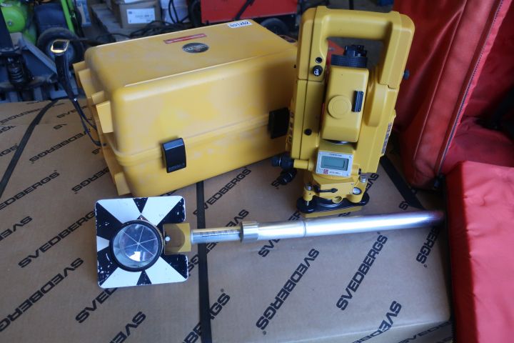 651262-2 Total station, Topcon GTS-3B, with prism