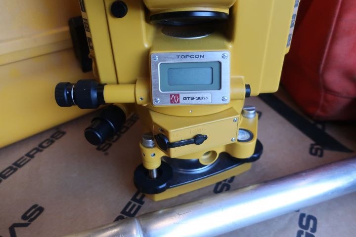 651262-4 Total station, Topcon GTS-3B, with prism