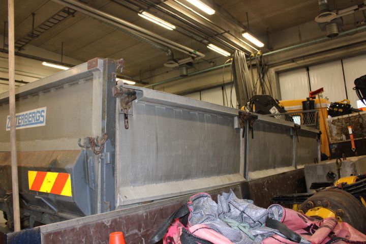 654508-16 Volvo F10 43 6x2 -85 Reg.no: DSZ075 292814 km