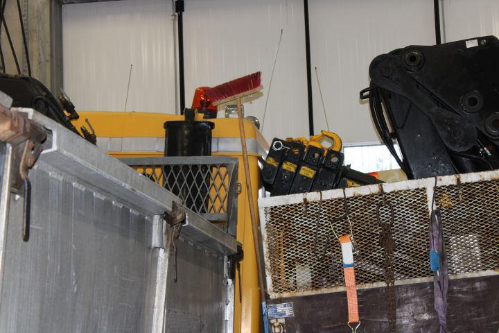 654508-17 Volvo F10 43 6x2 -85 Reg.no: DSZ075 292814 km