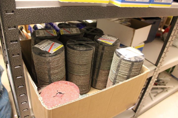 653351-9 Shelf with abrasive paper 90x43x180cm