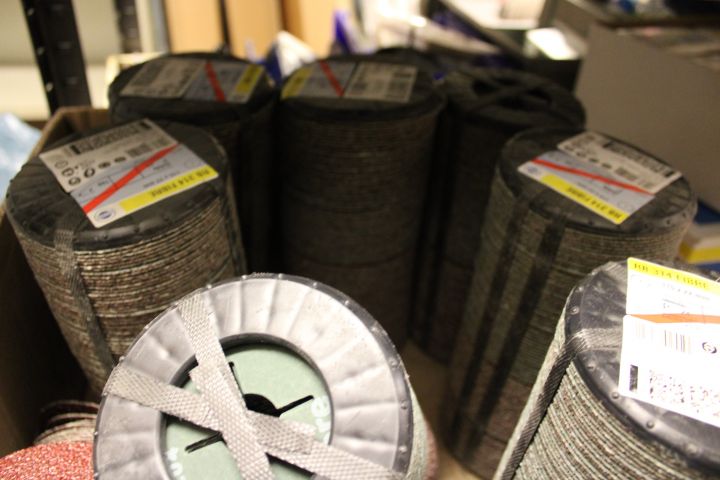 653351-11 Shelf with abrasive paper 90x43x180cm