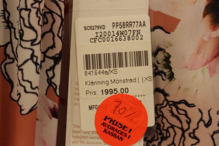 654529-93 Clothes from Gillblad's, about 260 garments