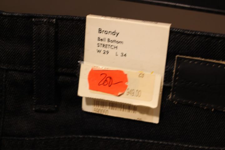 654529-265 Clothes from Gillblad's, about 260 garments