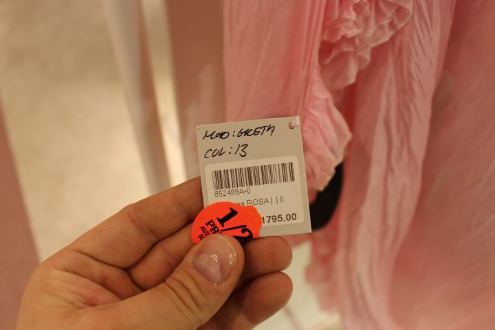 654529-388 Clothes from Gillblad's, about 260 garments