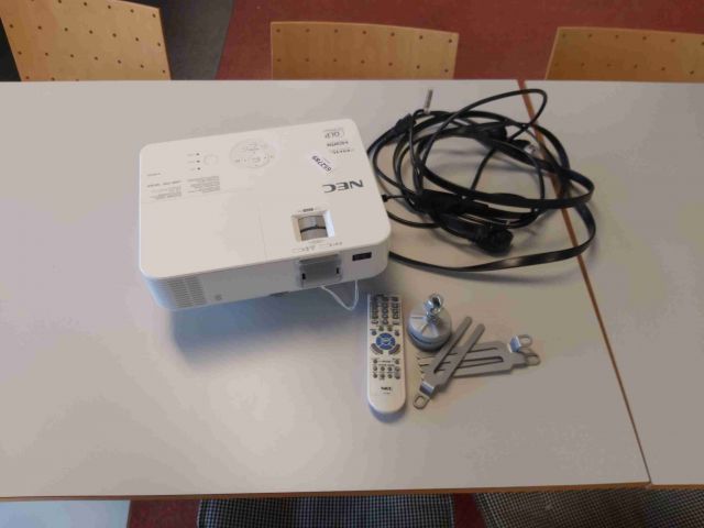 652789-1 Projector NEC V302H with cabling