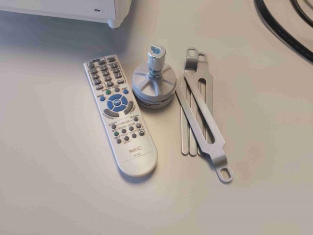 652789-3 Projector NEC V302H with cabling