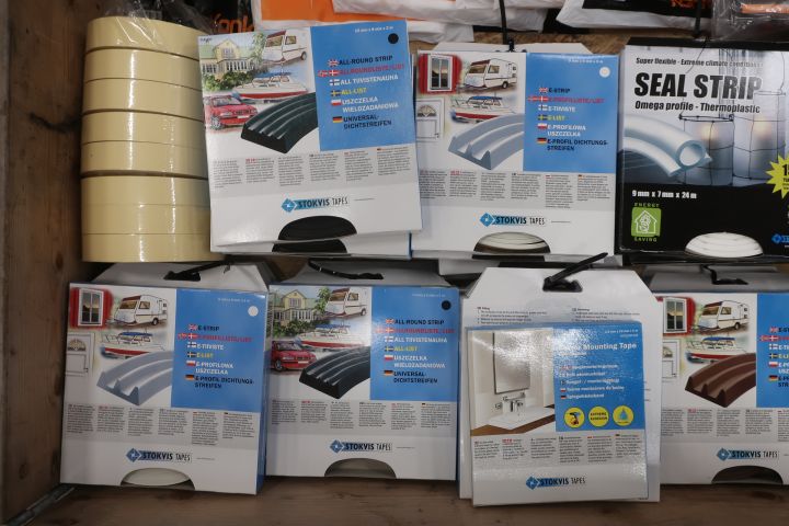 653875-3 Moldings and protective plastic