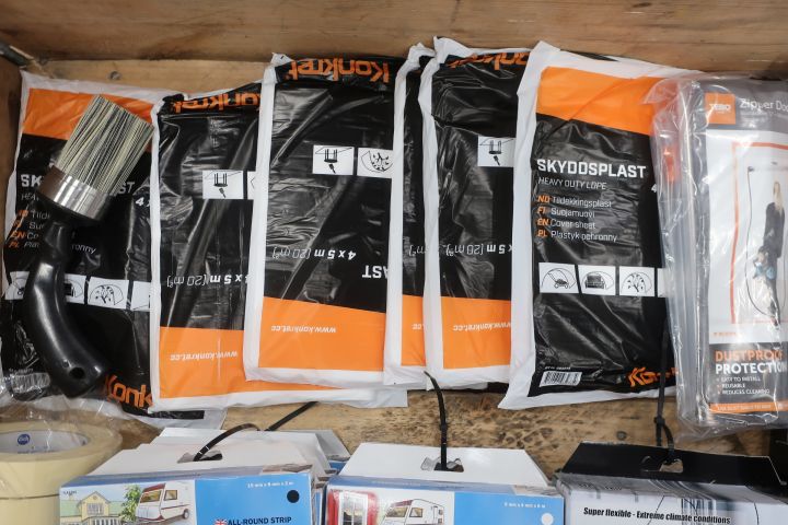 653875-4 Moldings and protective plastic