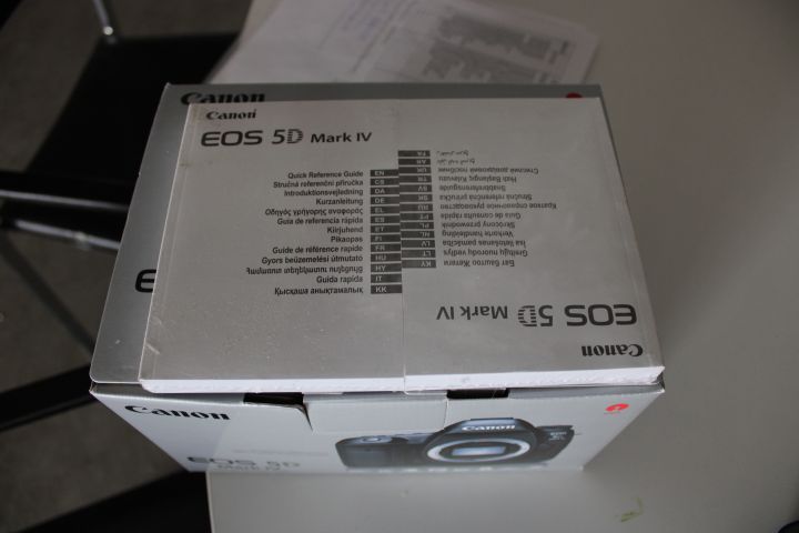 652801-14 System camera, Canon EOS 5D Mark IV with lens