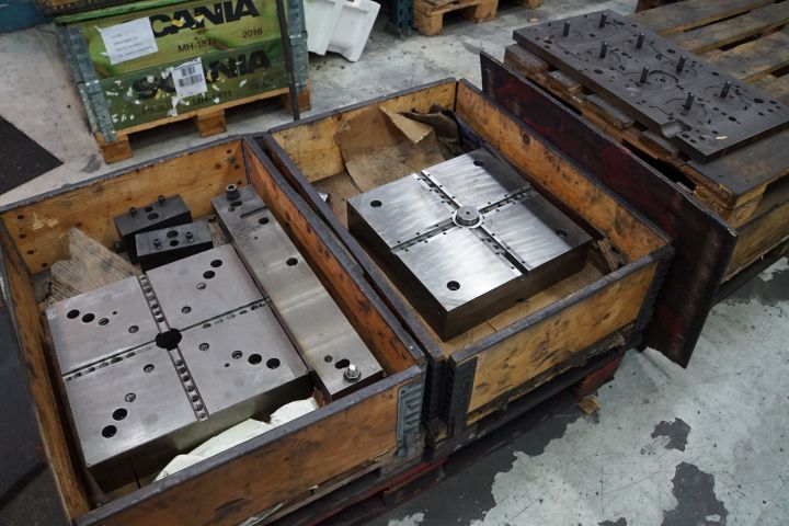 648698-1 5 pallets with pallets etc.