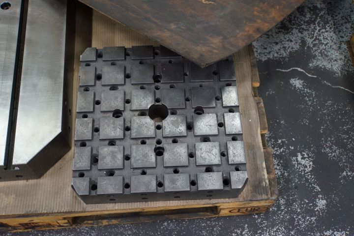 648698-7 5 pallets with pallets etc.