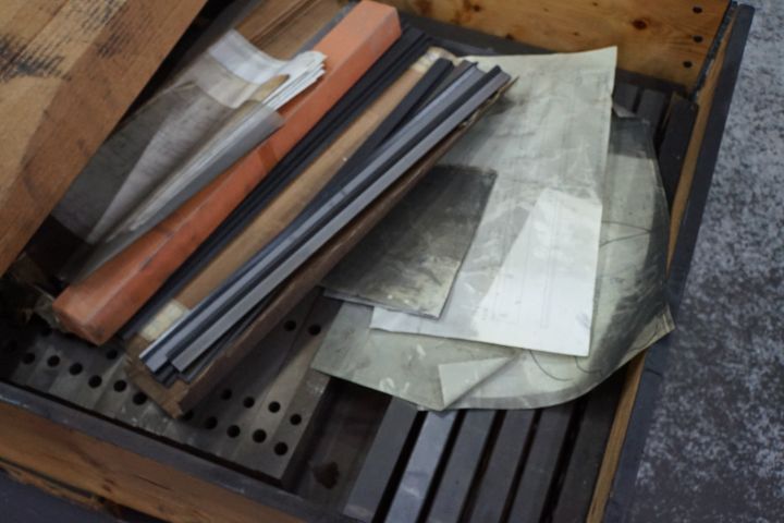 648698-9 5 pallets with pallets etc.